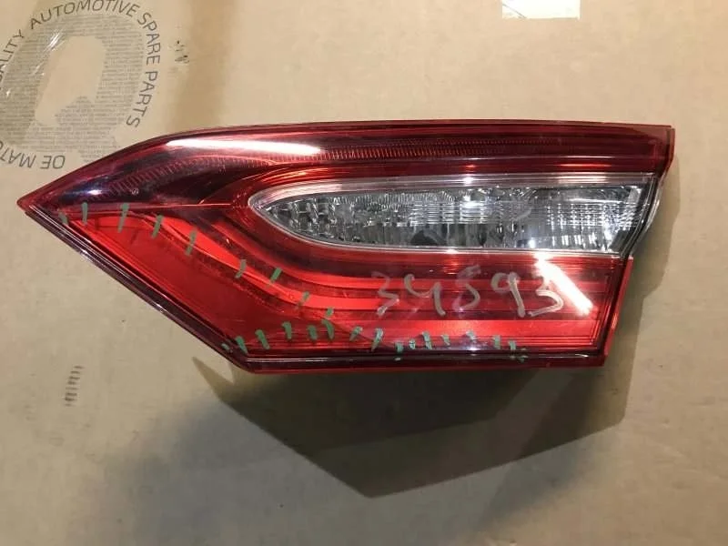 Фонарь внутренний Toyota Camry 8158133320 V70, правый