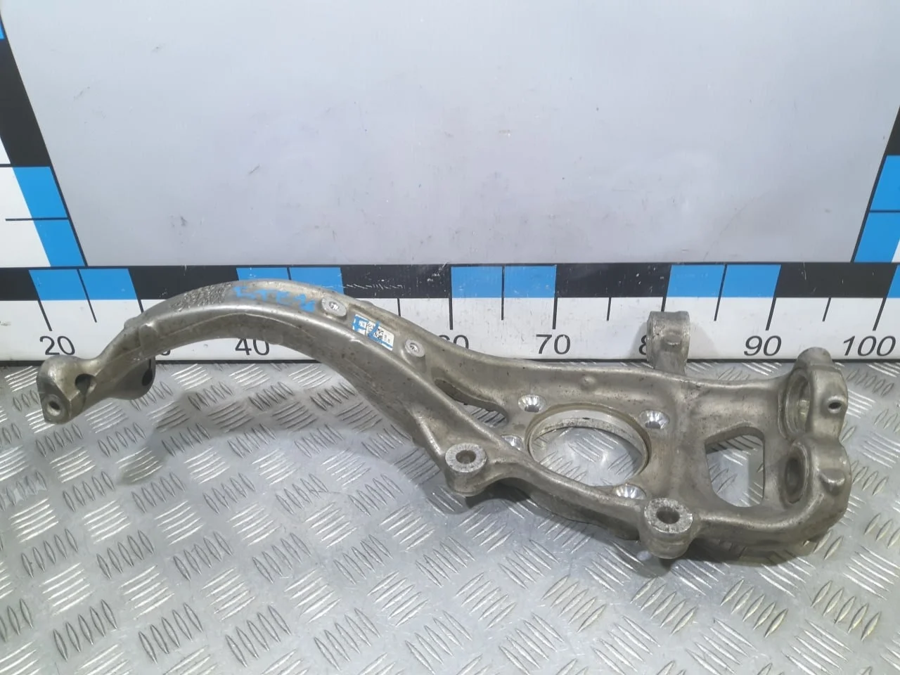 [Б/У] Кулак поворотный передний левый [Код: 00531755 ]