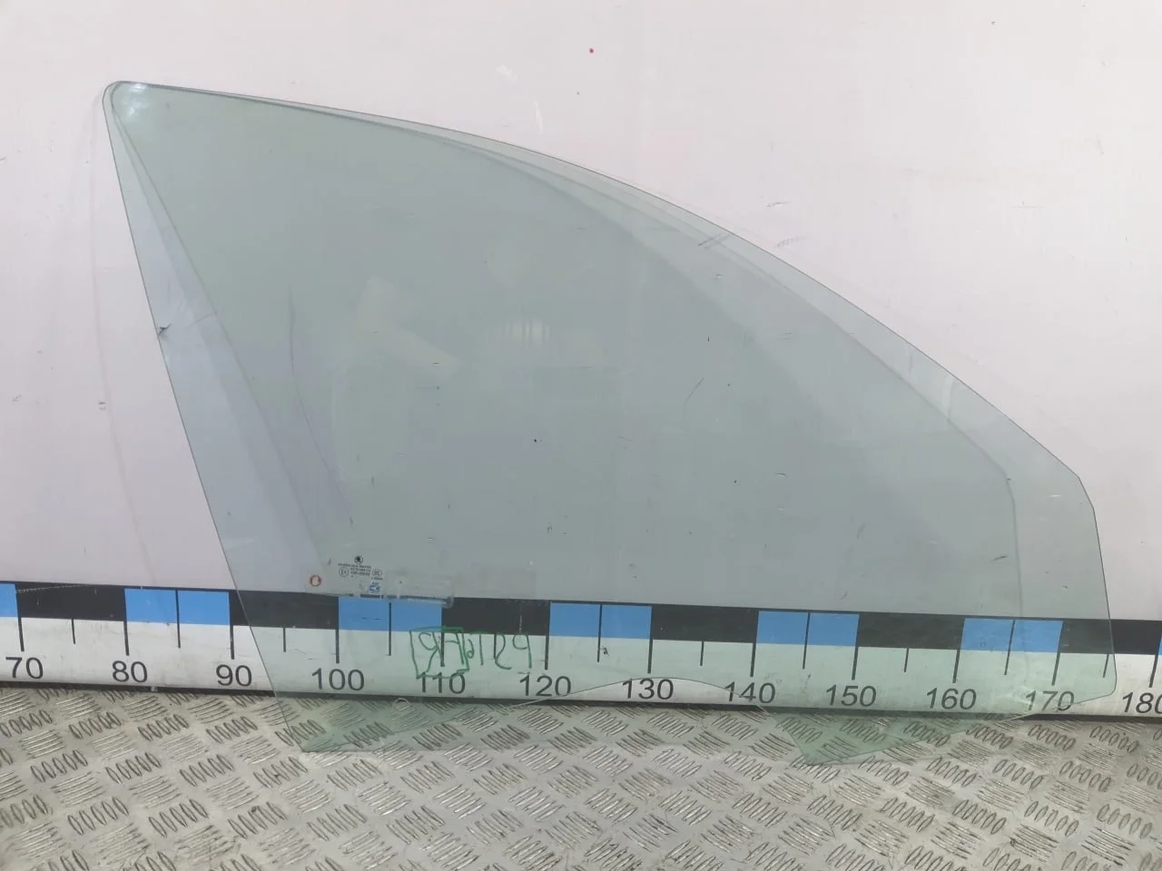 [Б/У] Стекло передней правой двери зеленое - (Состояние: небольшая царапина в центре) [ХОРОШЕЕ] [Код: 00531871 ]