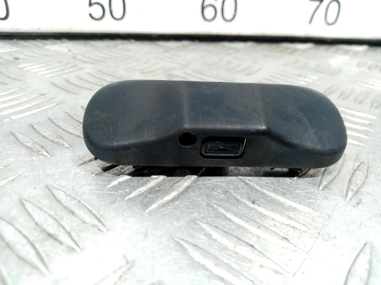 [Б/У] Форсунка омывателя лобового стекла - (Состояние: нет 1 боковой направляющей) [ХОРОШЕЕ] [Код: 00532542 ]