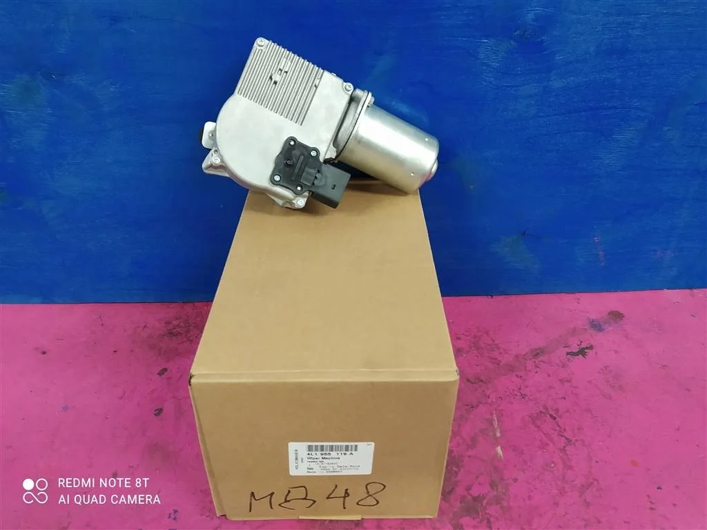 Новый моторчик стеклоочистителя Audi Q7 4L1955119A