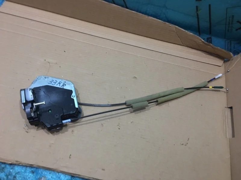 Замок двери задней правой Toyota Land Cruiser 2018 6905060110 URJ202 4.5 1VD-FTV