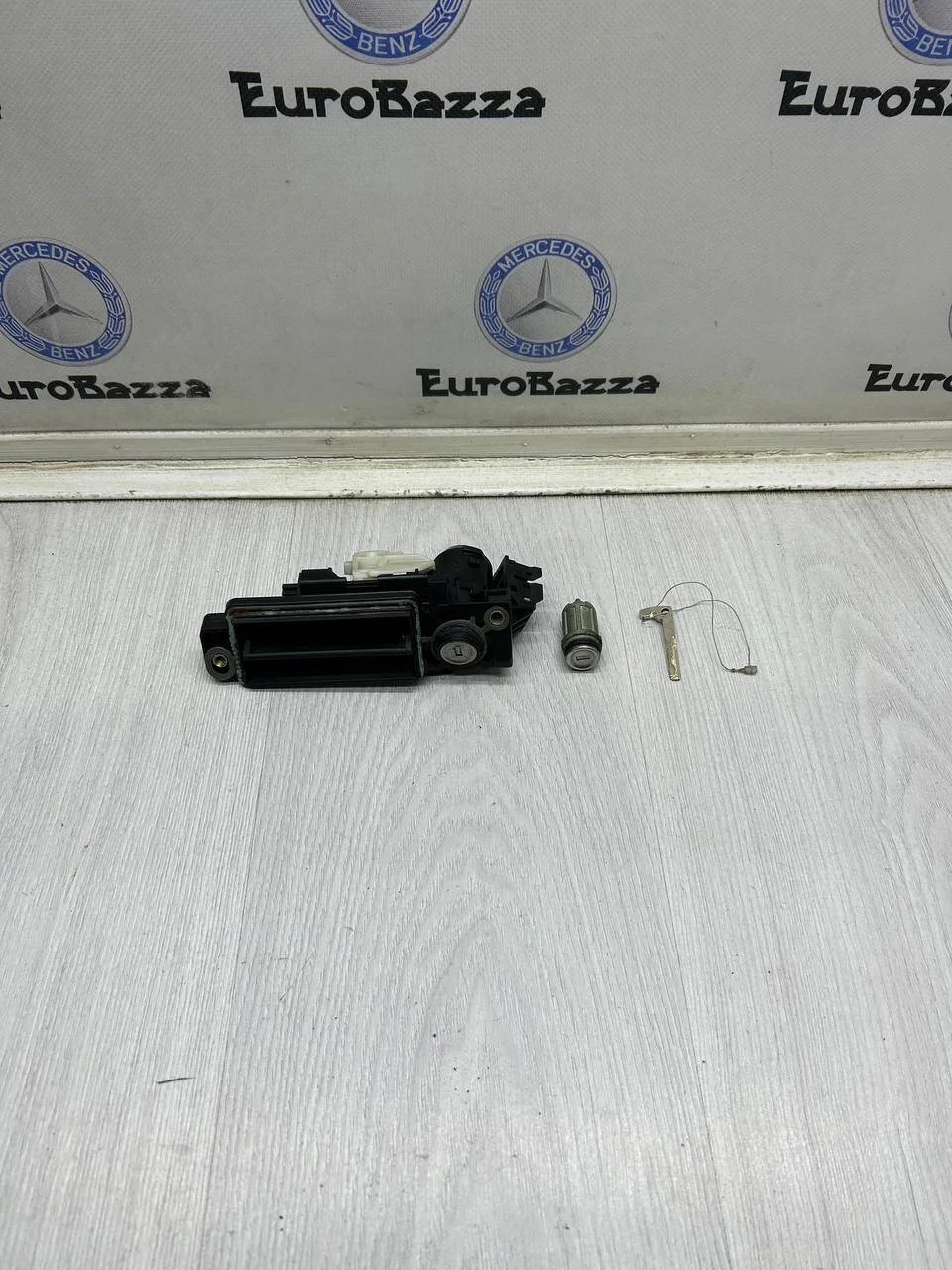 Замок крышки багажника с ключом Mercedes R171