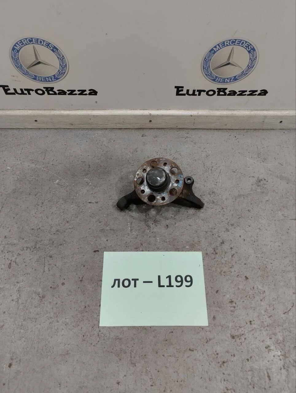 Передний правый поворотный кулак Mercedes W203