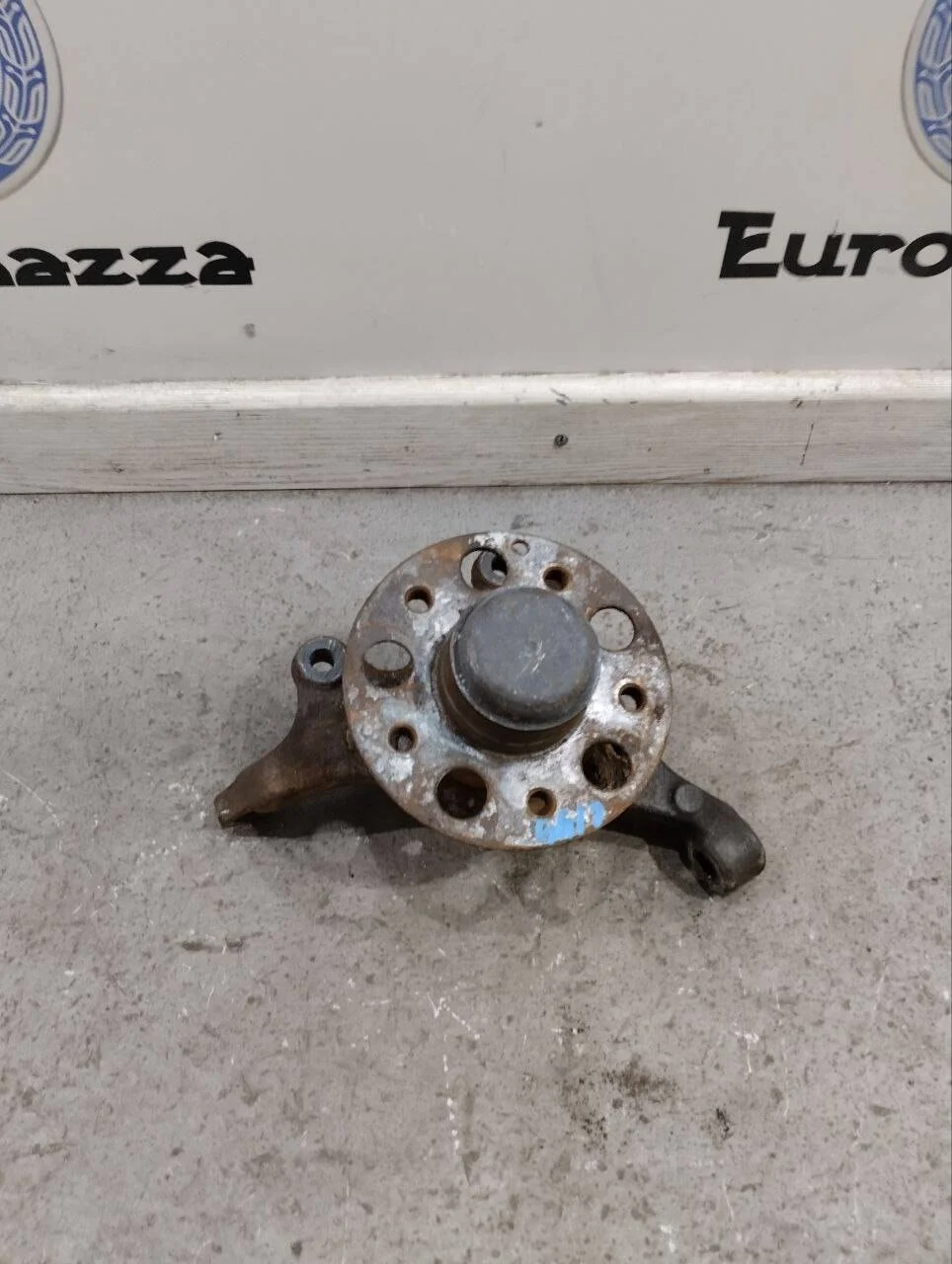 Передний левый поворотный кулак Mercedes W203