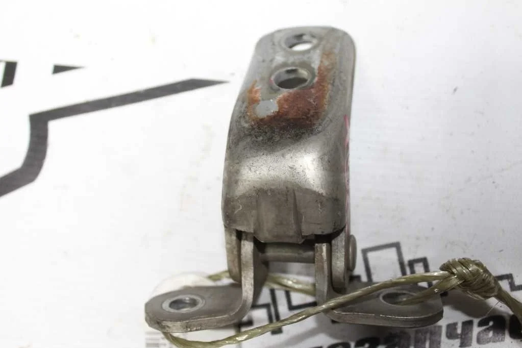 ПЕТЛЯ ДВЕРИ TOYOTA ПЕРЕД ПРАВО НИЗ 6873022060