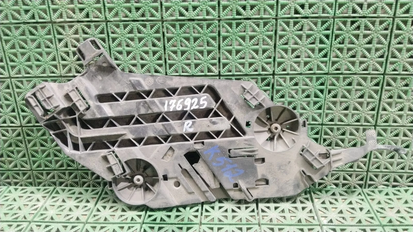 Кронштейн крепления фары SKODA OKTAVIA 1Z 2009- правый б/у OCTAVIA 1Z(2004-2012)