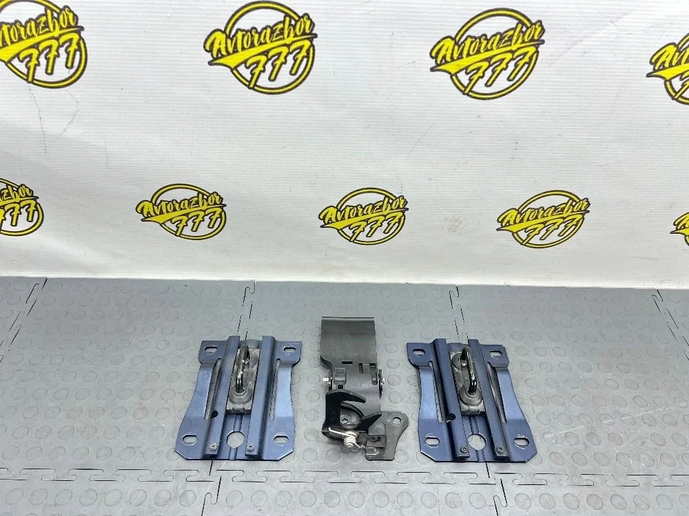 Крючок капота Audi S8 D4 рестайлинг (2013—2018)