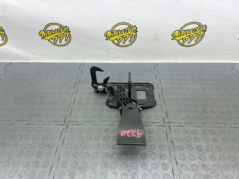 Крючок капота Audi A4 B8 (2007—2012)