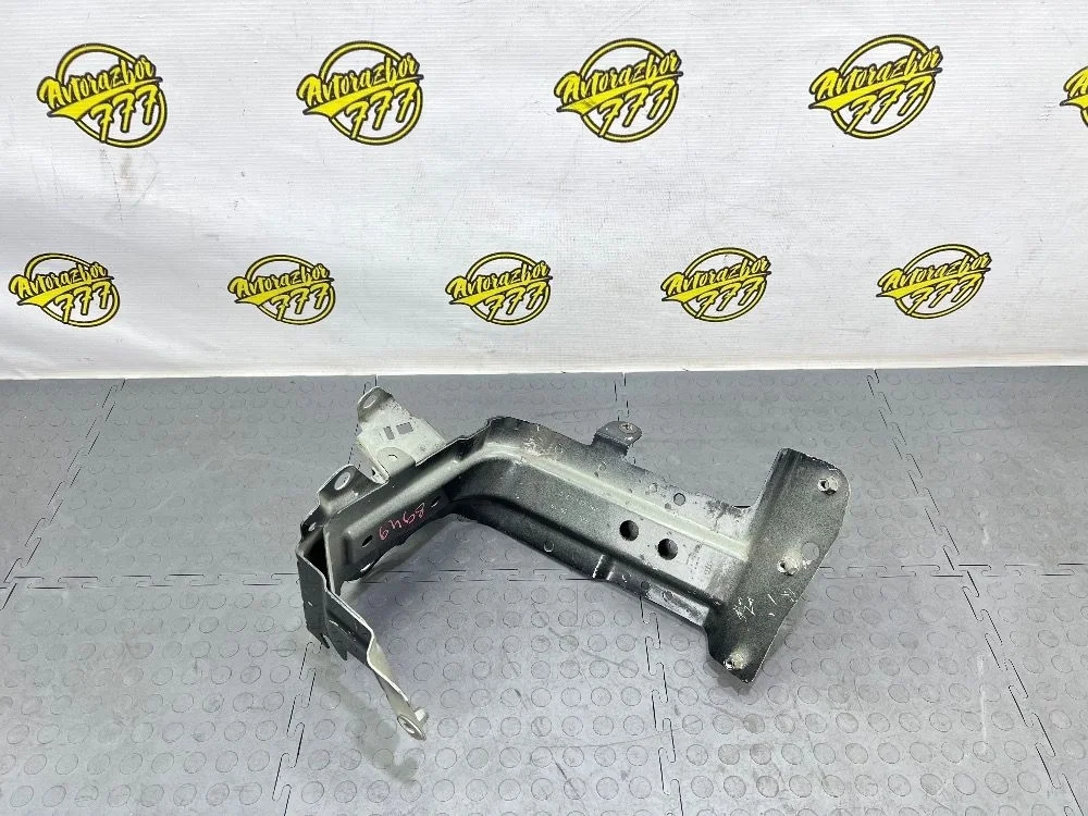 Кронштейн крепления крыла Audi Q7 4M (2015—2020)