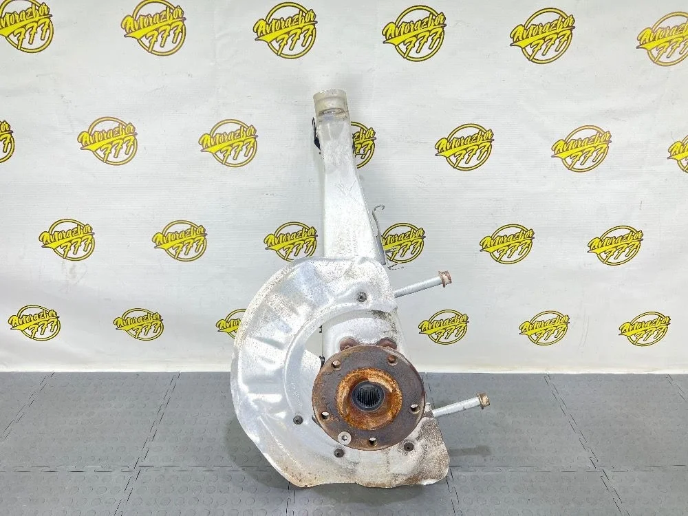 Кулак поворотный передний правый Volkswagen Touareg II (2010—2014)