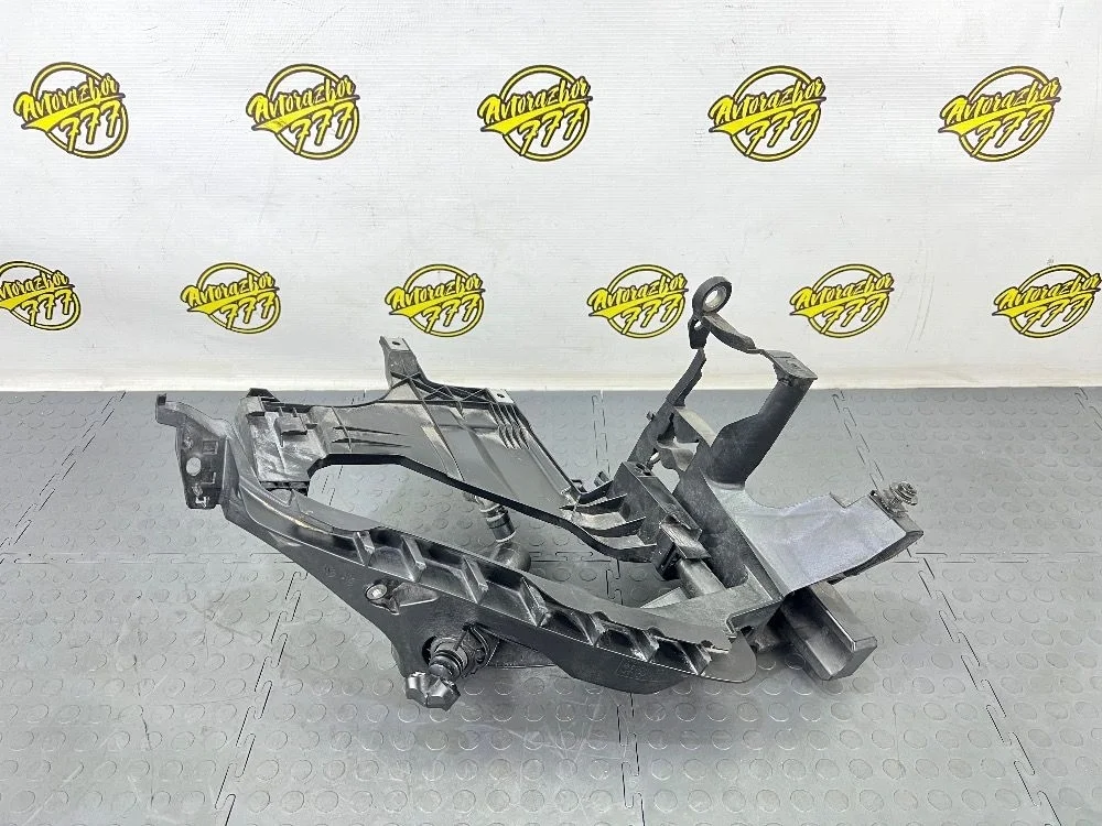 Кронштейн фар правый Audi A4 B8 рестайлинг (2011—2015)