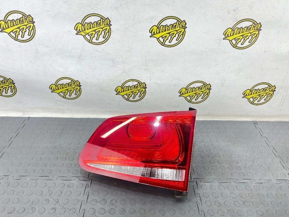 Фонарь задний внутренний правый Volkswagen Touareg II (2010—2014)