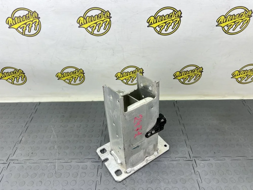 Кронштейн усилителя переднего бампера правый Audi A4 B8 рестайлинг (2011—2015)