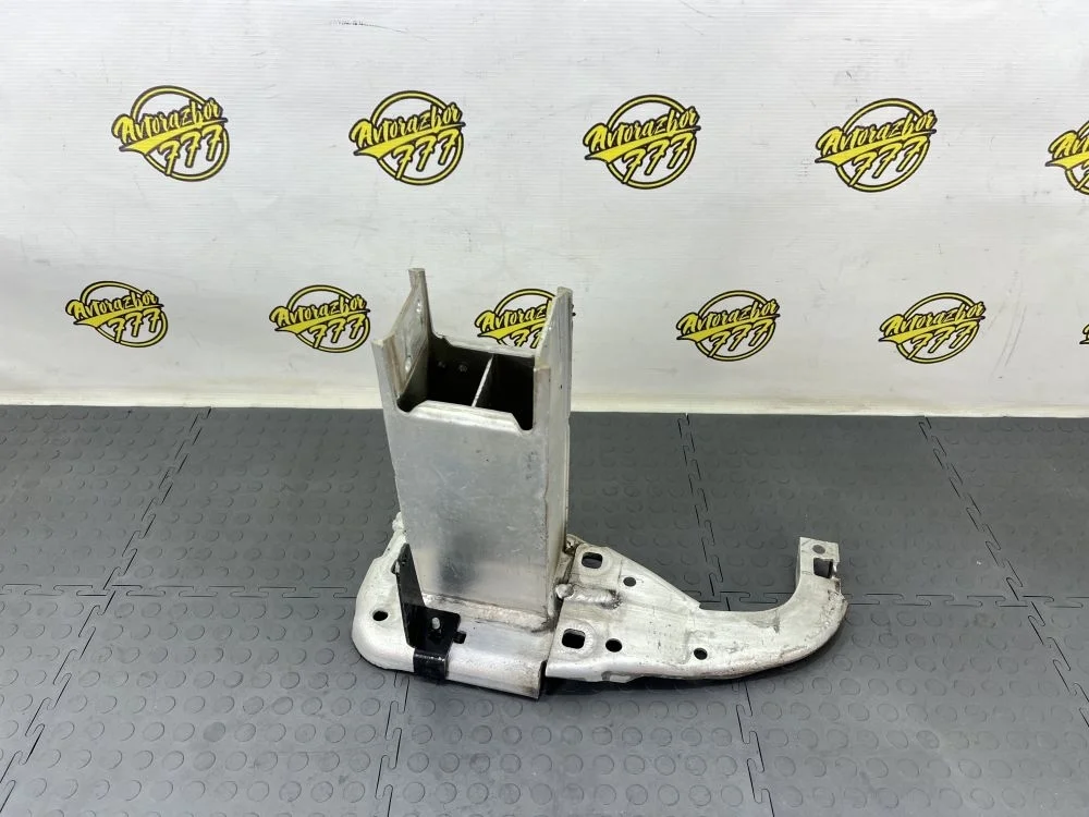 Кронштейн усилителя переднего бампера левый Audi A7 I (2010—2014)