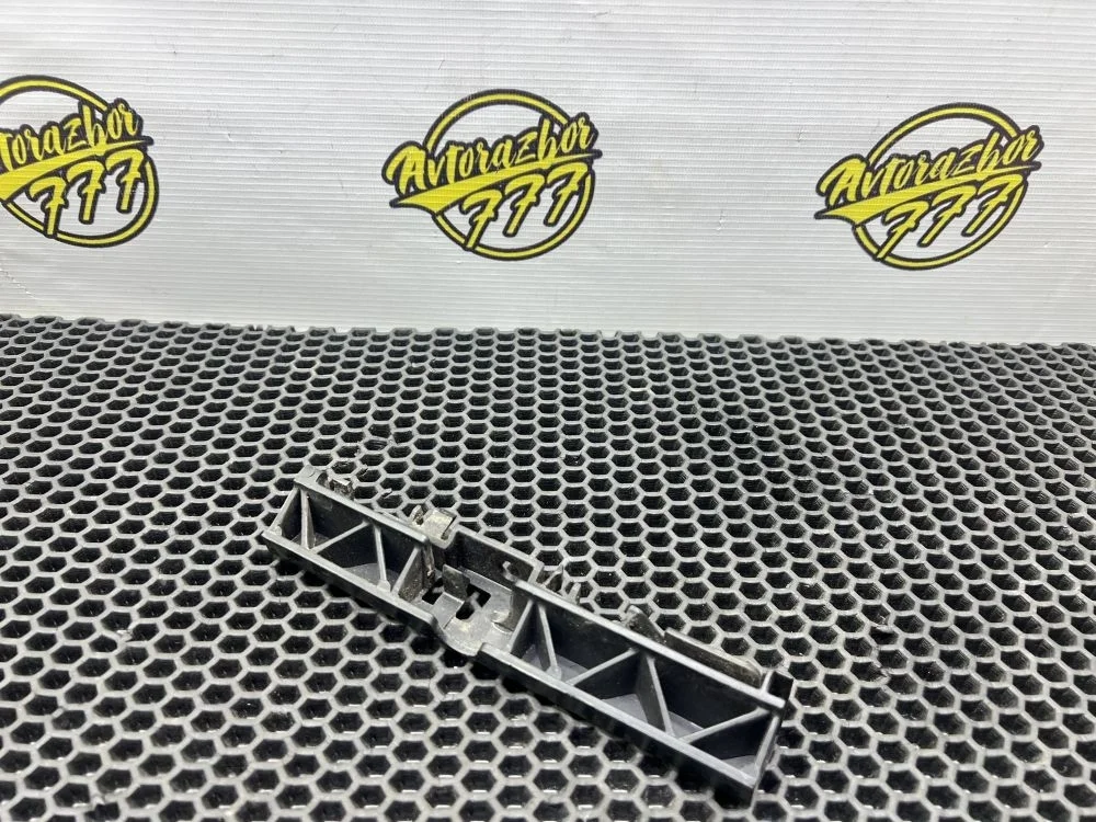 Кронштейн накладки на порог (наружней) Audi A6 C7 (2011—2014)