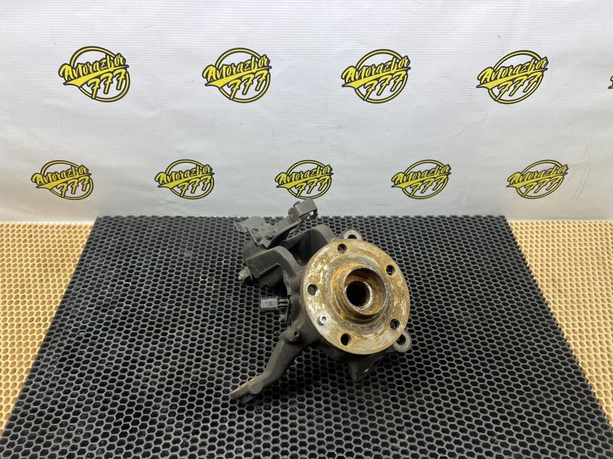 Кулак поворотный передний правый Audi Q3 I (2011—2014)