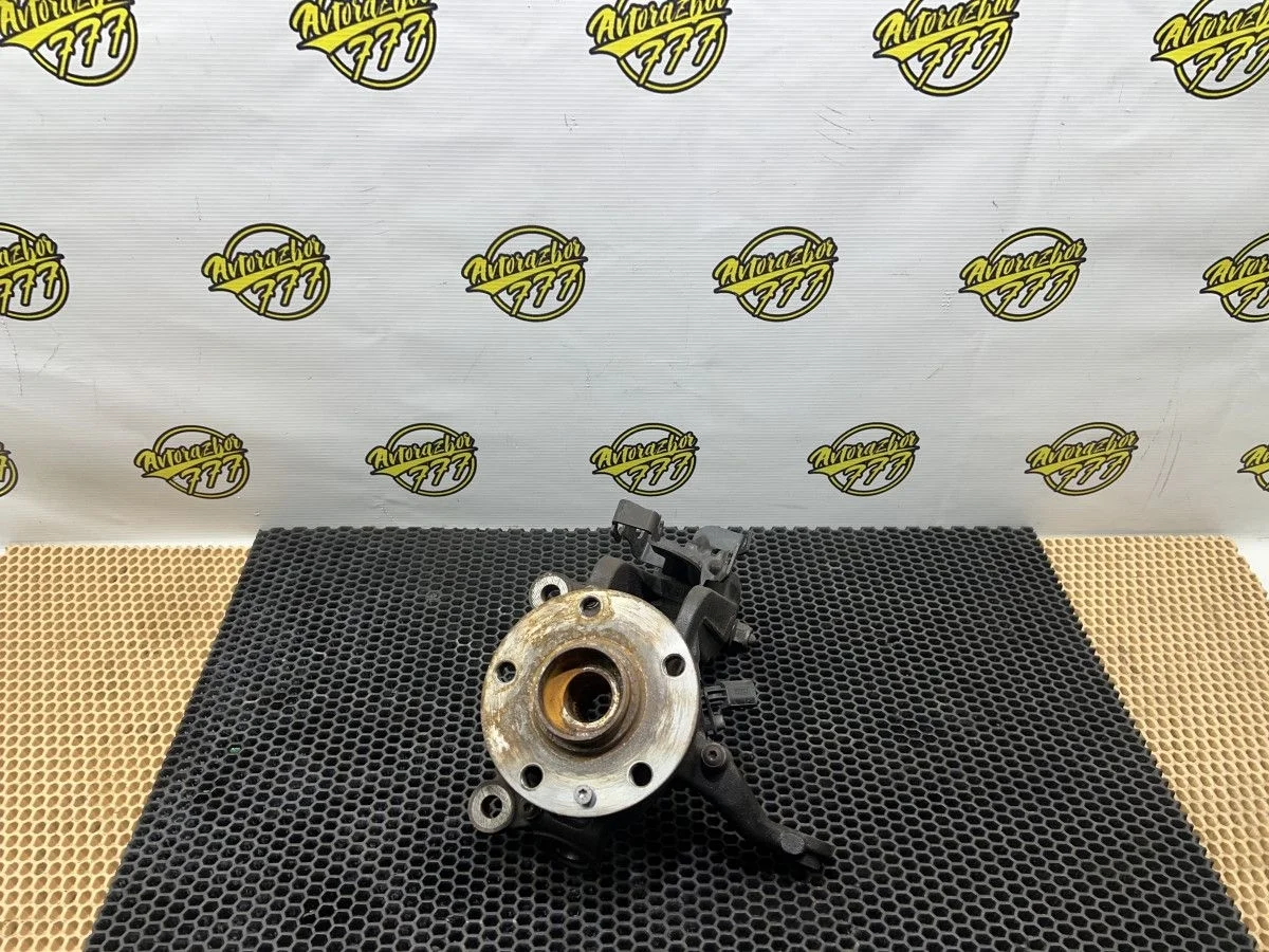 Кулак поворотный передний левый Audi Q3 I (2011—2014)