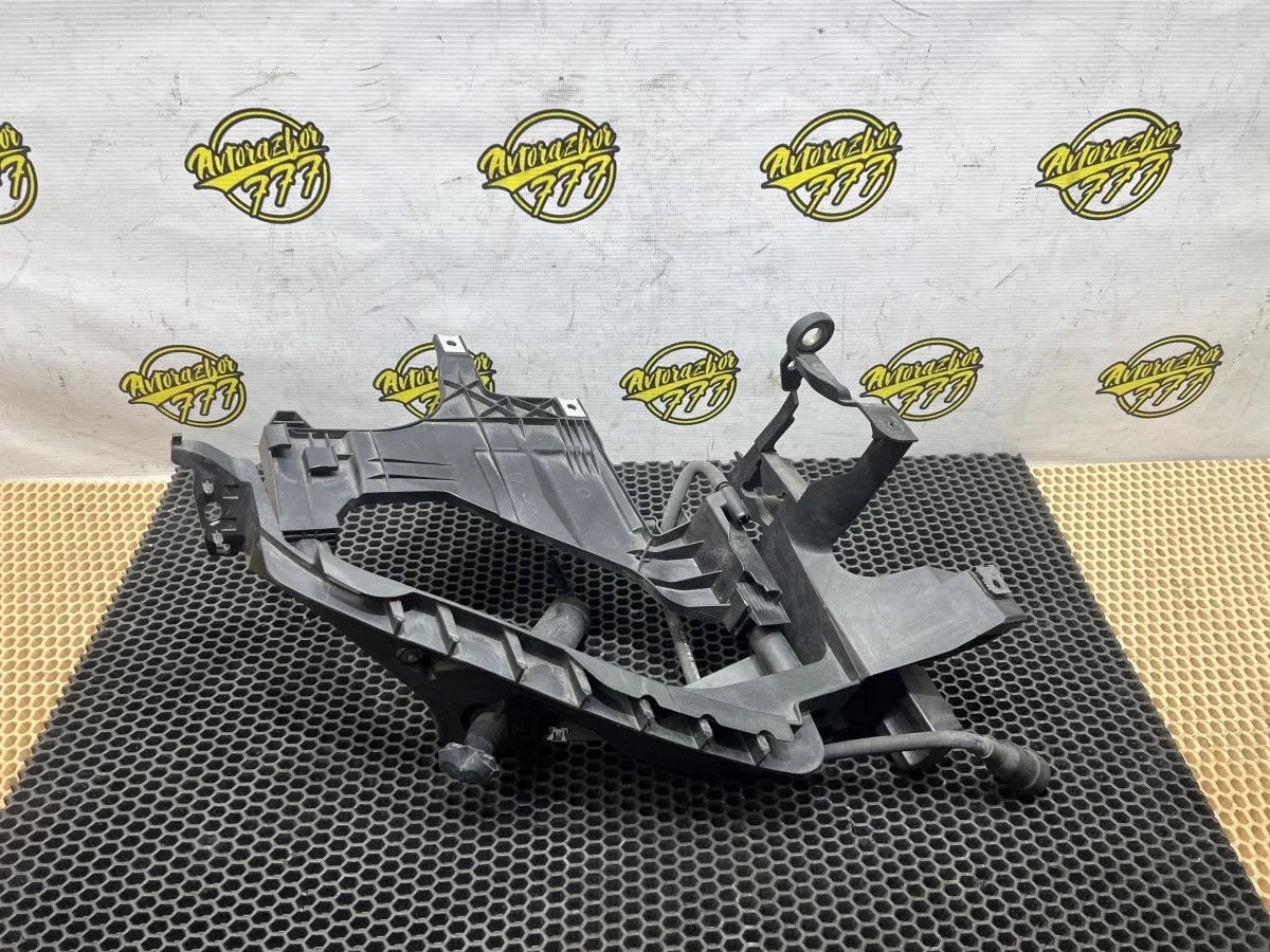 Кронштейн фар правый Audi A4 B8 рестайлинг (2011—2015)