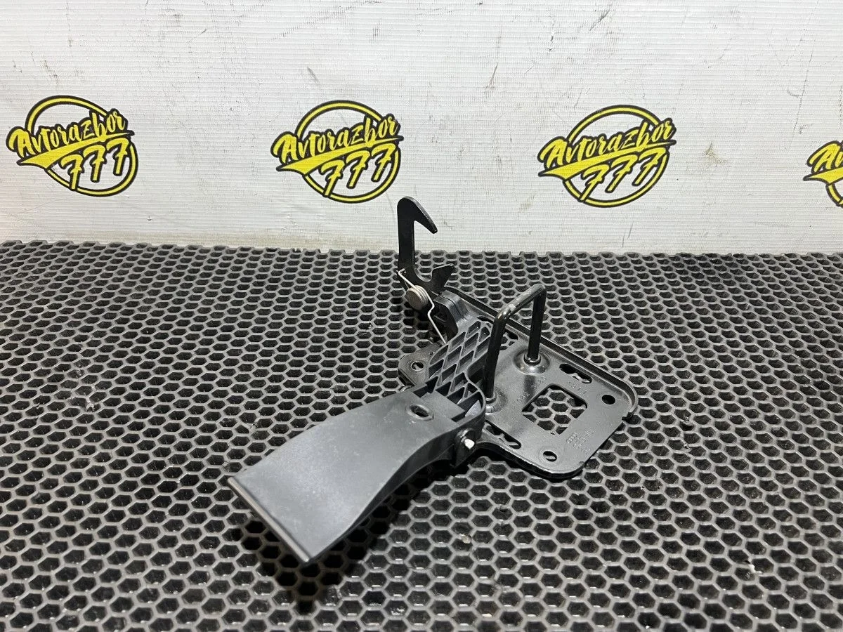 Фиксатор крюка капота Audi A4 B8 рестайлинг (2011—2015)