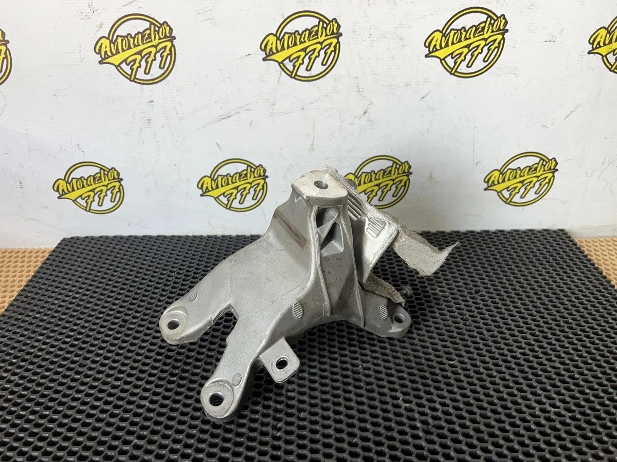 Кронштейн двигателя Audi A4 B8 рестайлинг (2011—2015)