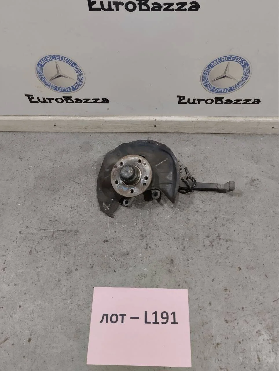 Передний правый поворотный кулак Mercedes R170