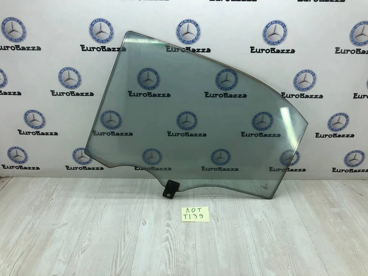 Стекло двери заднее левое Mercedes W2200