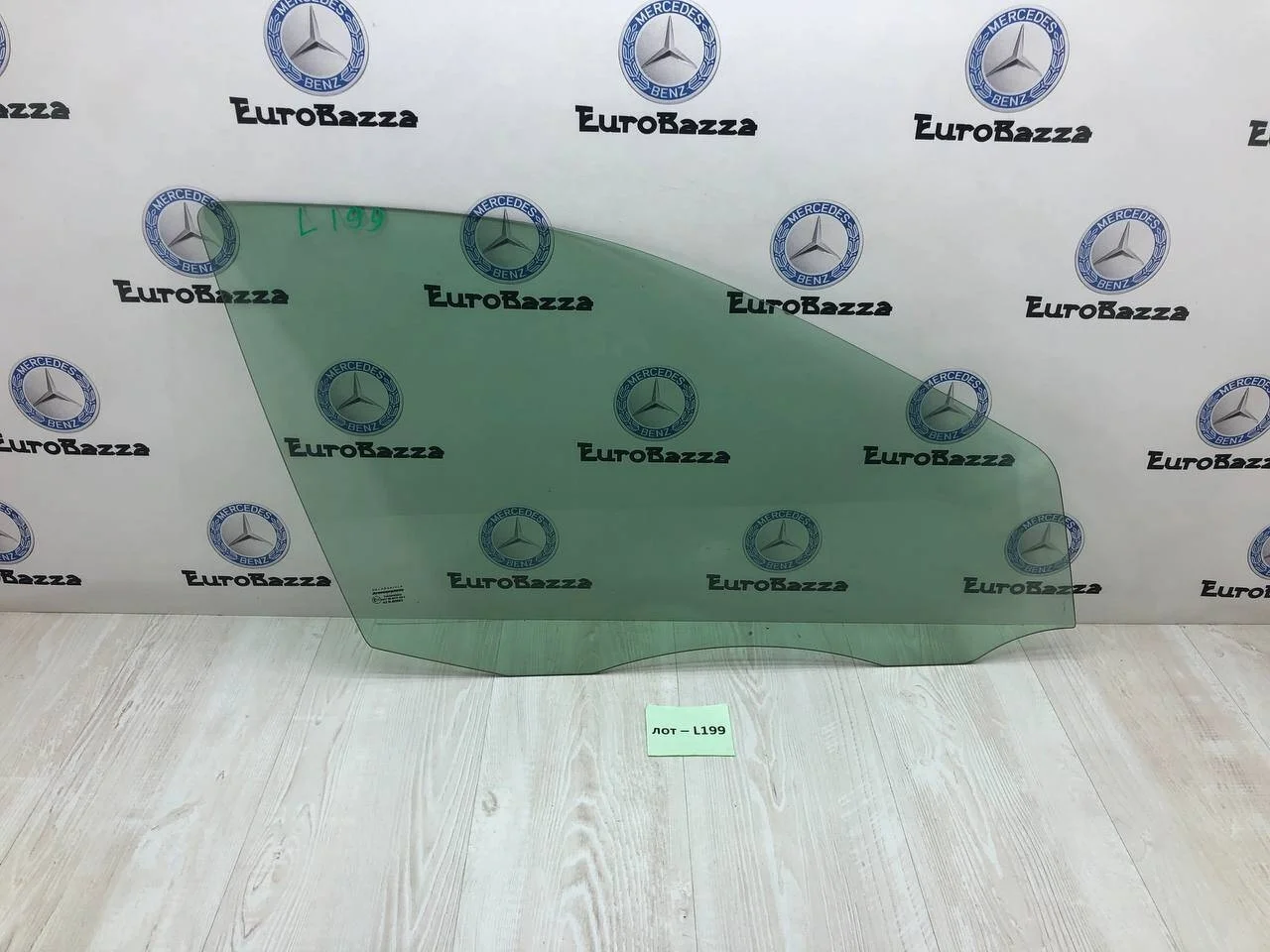 Стекло двери передней правой Mercedes W203