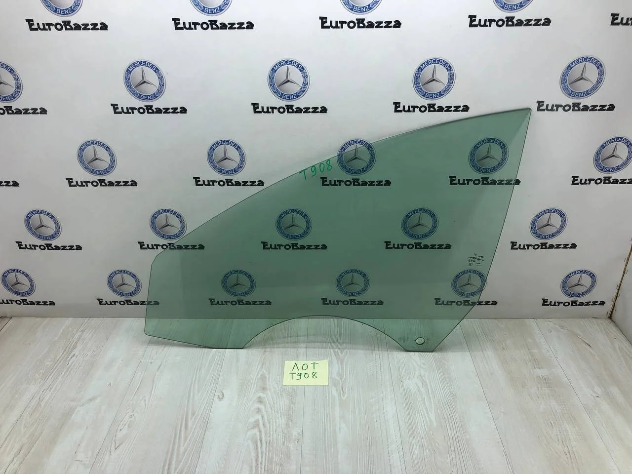 Стекло двери передней левой Mercedes W218