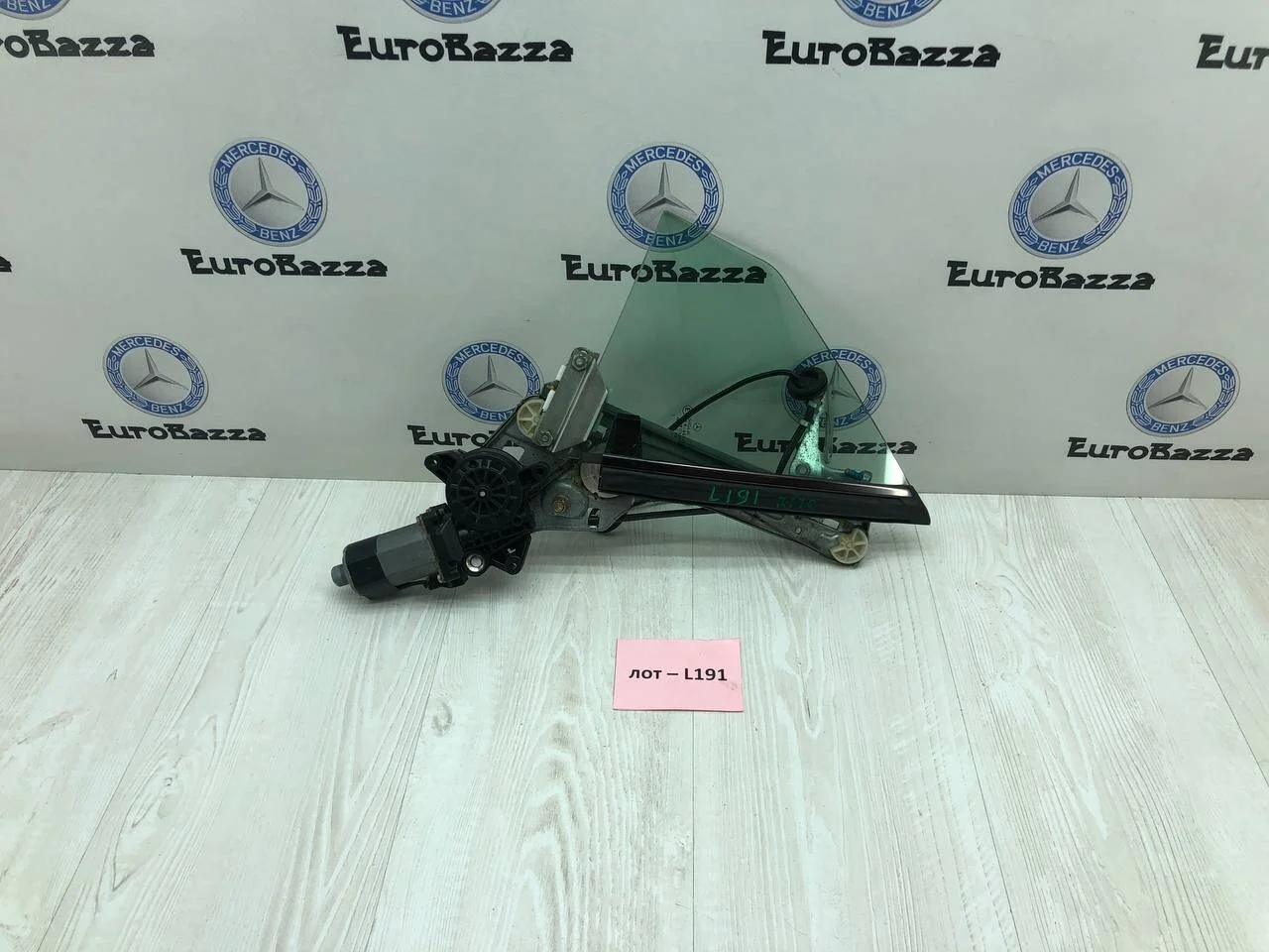 Заднее правое боковое стекло Mercedes R170