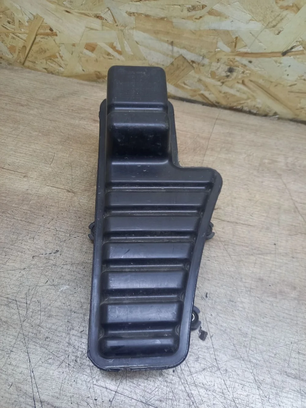 Резонатор воздушного фильтра SsangYong Actyon II рестайлинг (2013—2021) 2015 белый