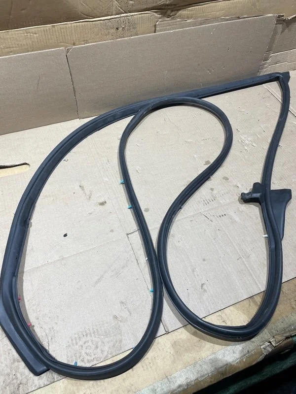 Уплотнитель двери LEXUS LX570 2017 6786160150 URJ202 3UR-FE 5.7, передний правый