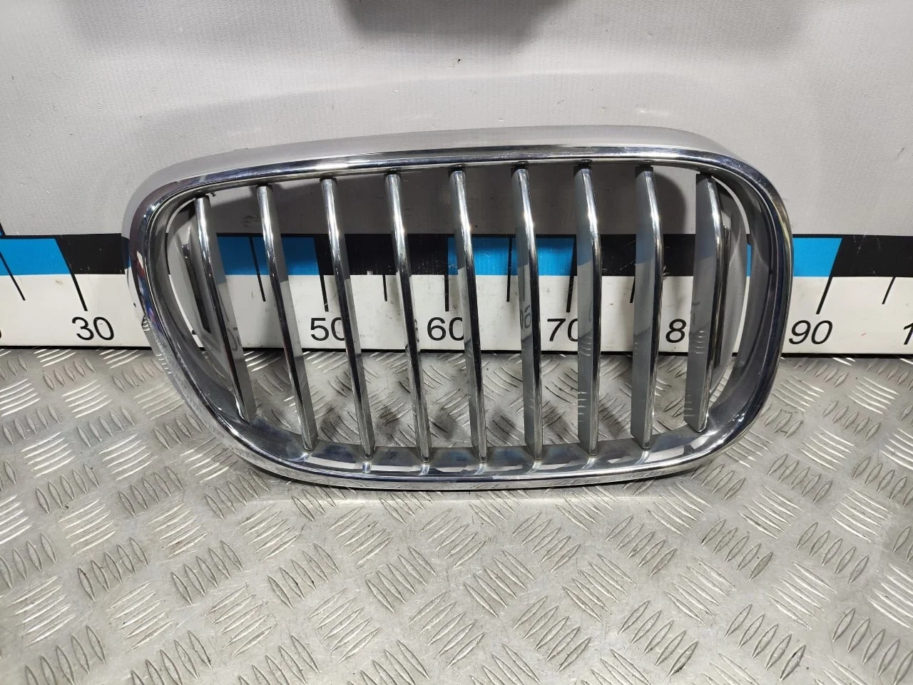 [Б/У] Решетка радиатора декоративная правая BMW - Мелкие царапины на хроме. Дефект одного крепления [ХОРОШЕЕ] [Код: 00532983 ]