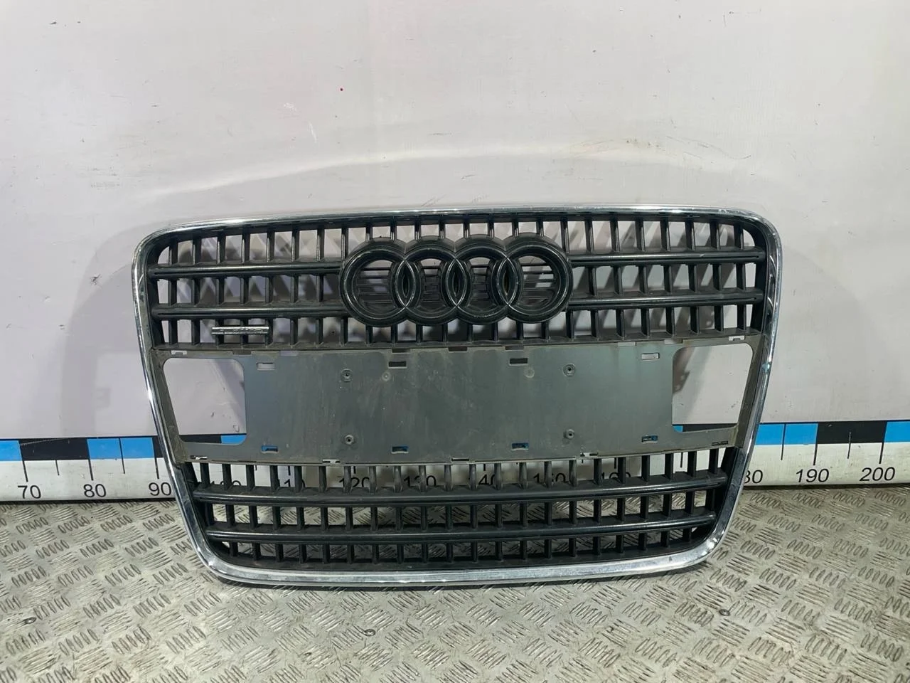 [Б/У] Решетка радиатора Audi Q7 - без эмблем [Код: 00351807 ]