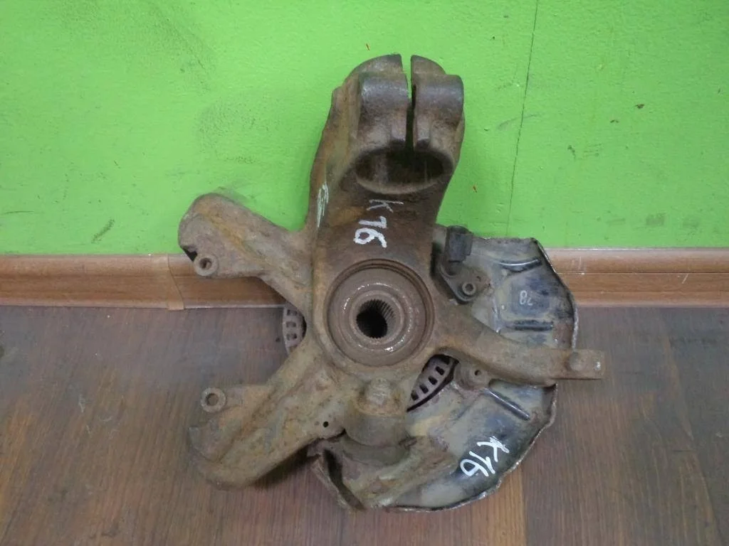 Кулак перед правый Golf 4 Bora Octavia 1J0407256AG