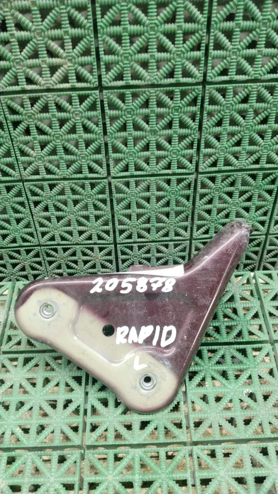 Кронштейн крепления крыла SKODA RAPID 2013- левое вишнёвый б/у RAPID(2013-