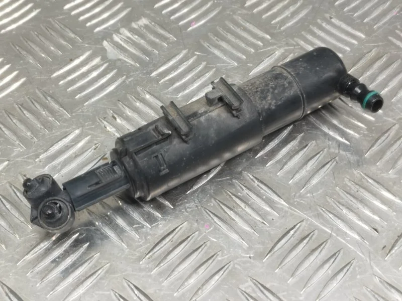 Форсунка фары Mercedes W204