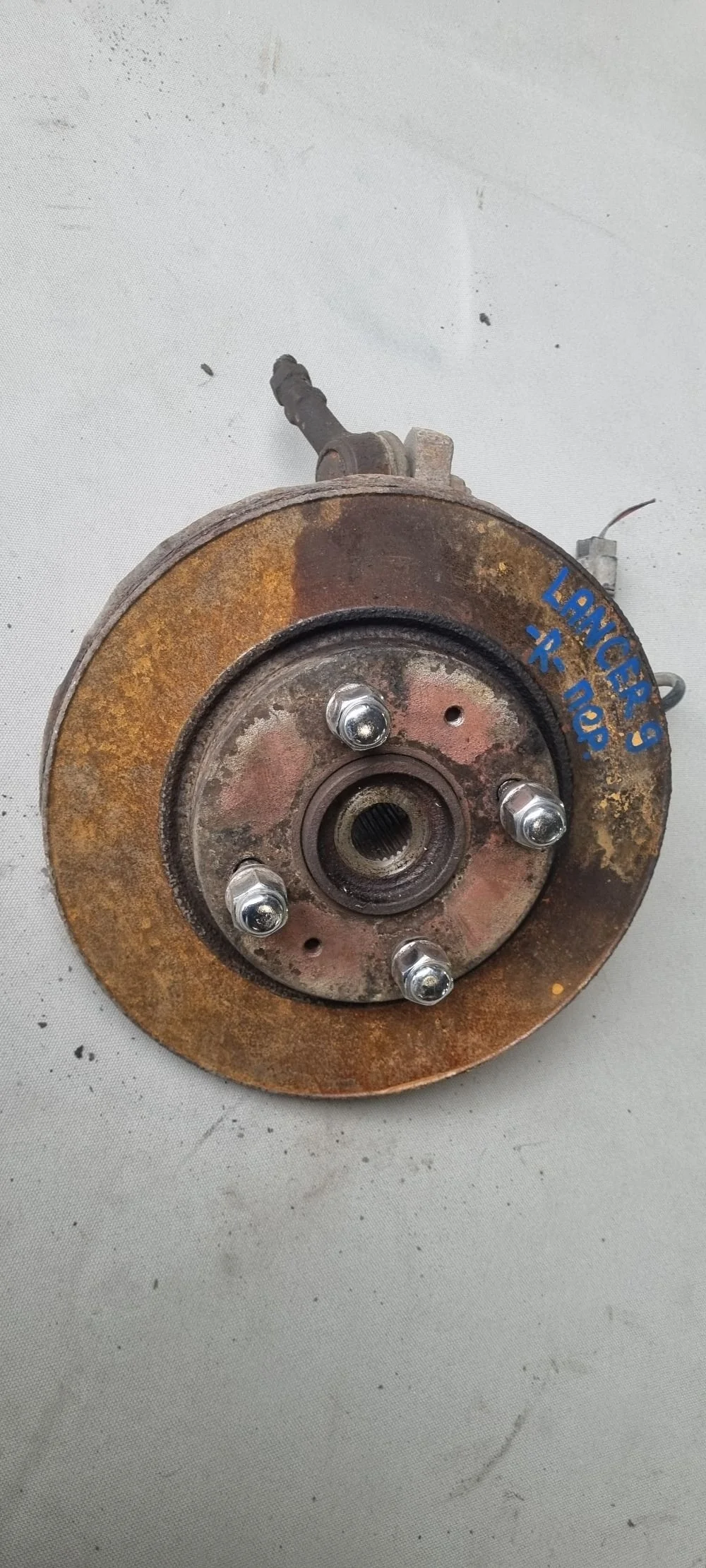 Кулак передний правый Mitsubishi Lancer 9