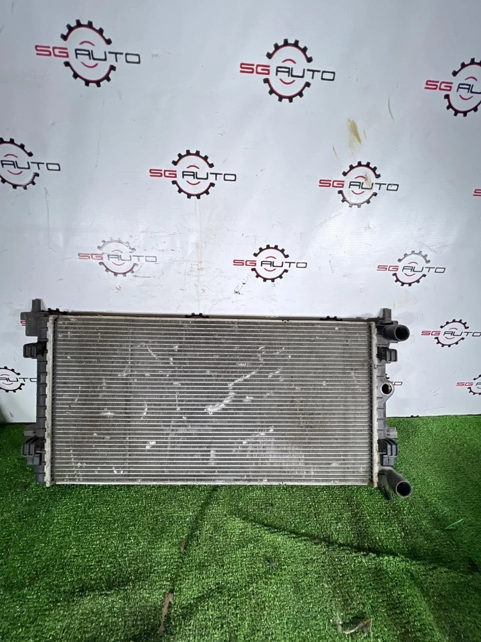 Радиатор охлаждения двигателя AUDI A1 2012