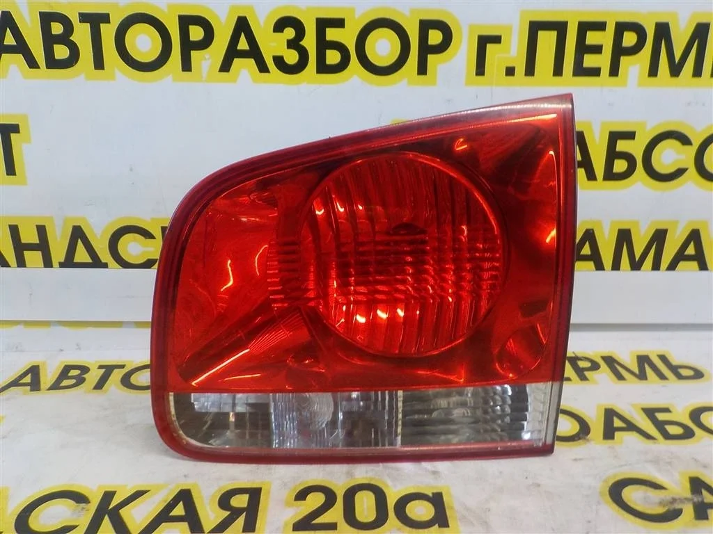 Фонарь задний внутренний правый Volkswagen Touareg I (2002—2006)