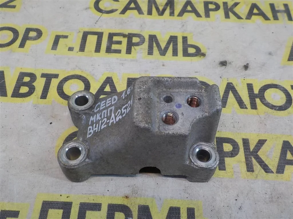 Кронштейн КПП левый KIA Ceed ED (2006—2010)