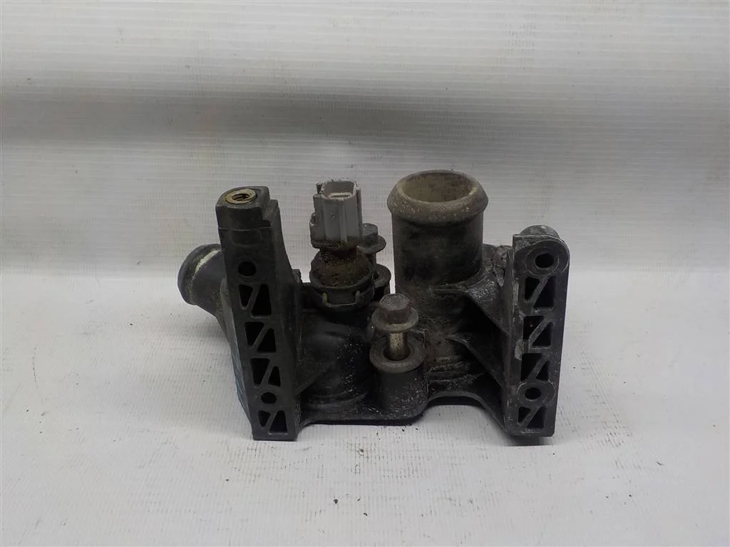 Фланец двигателя системы охлаждения Ford Focus II (2005—2008)