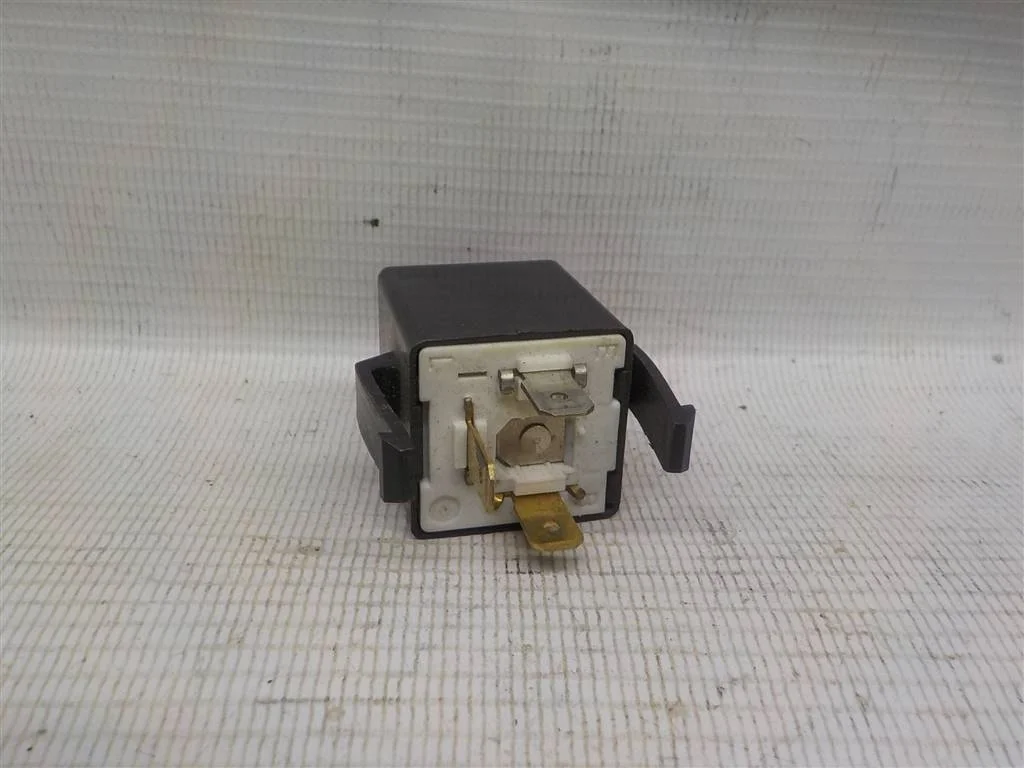 Реле поворотов Mitsubishi Pajero Sport I (1996—2004)