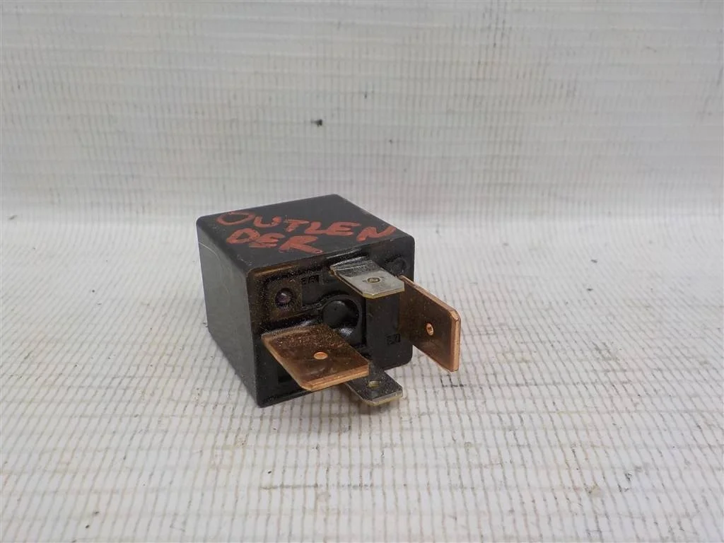 Реле Mitsubishi Outlander I (2002—2009)