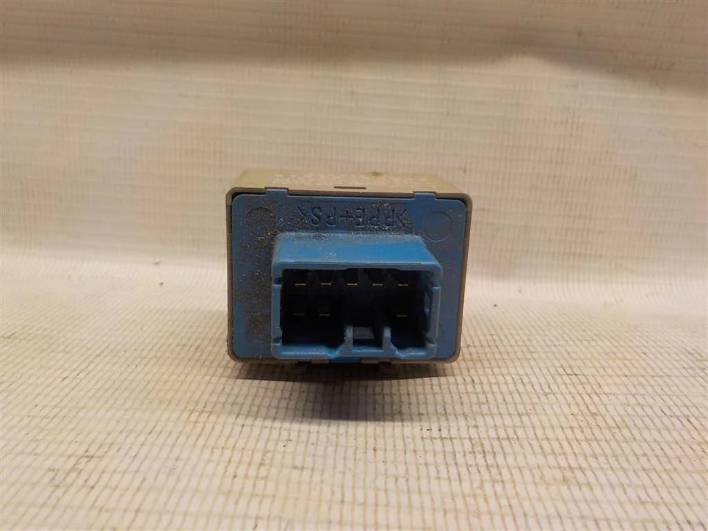 Реле поворотов Toyota Corolla X (2006—2010)