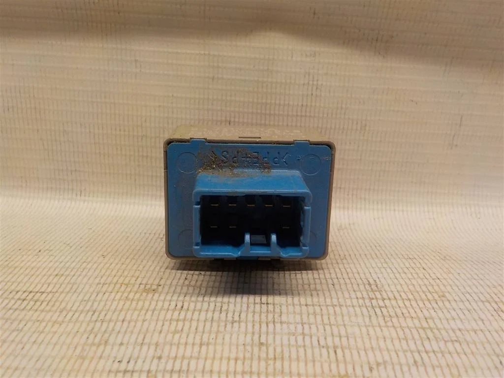 Реле поворотов Toyota Corolla X (2006—2010)