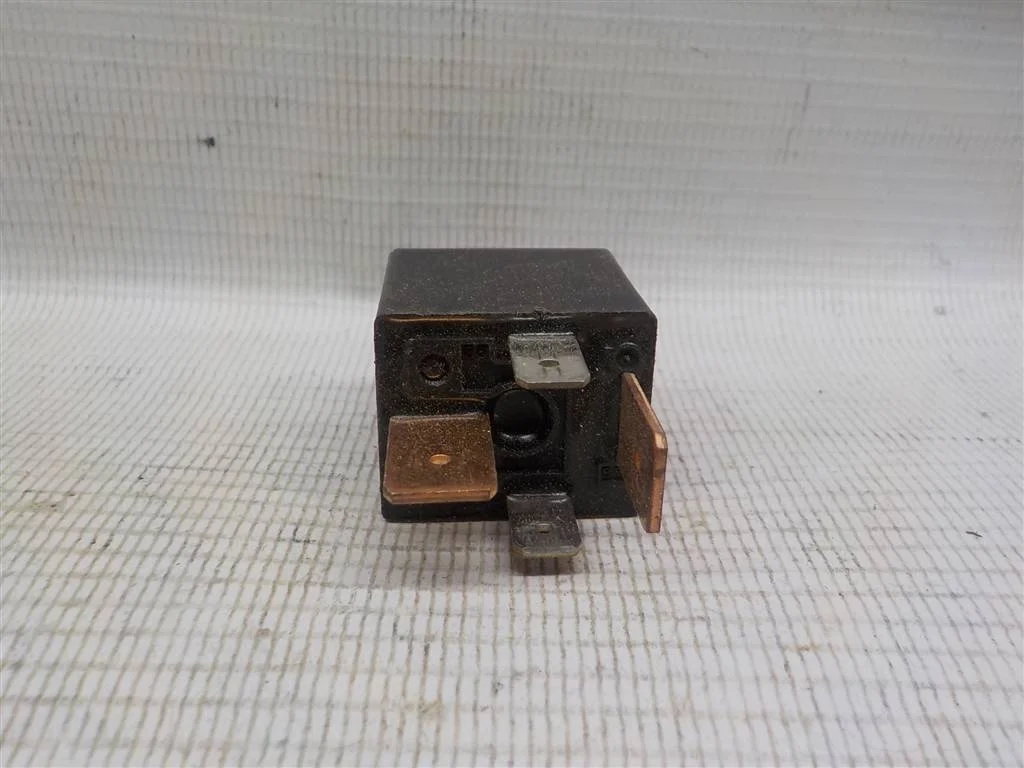 Реле Mitsubishi Outlander I (2002—2009)