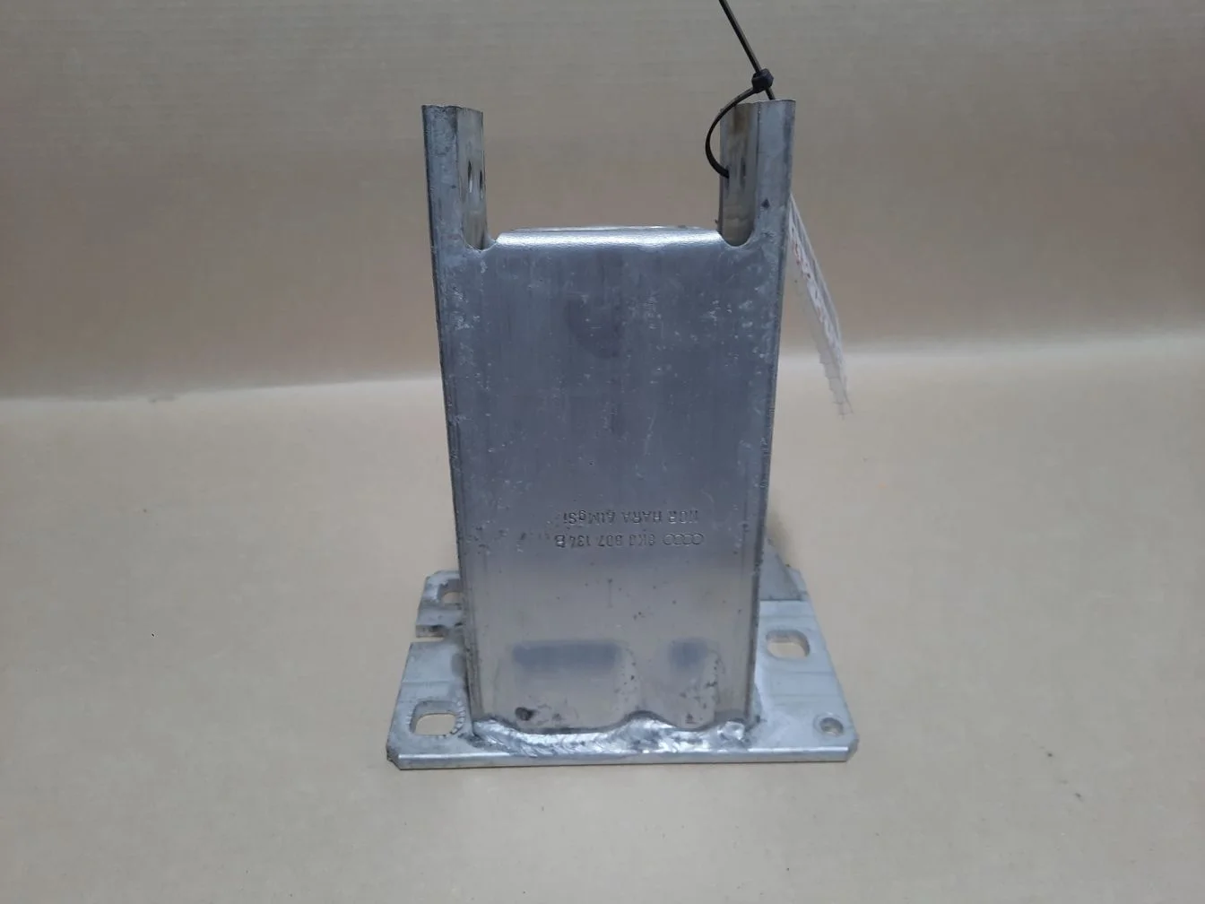 Кронштейн усилителя переднего бампера правый для Audi A4 B8 2007-2015