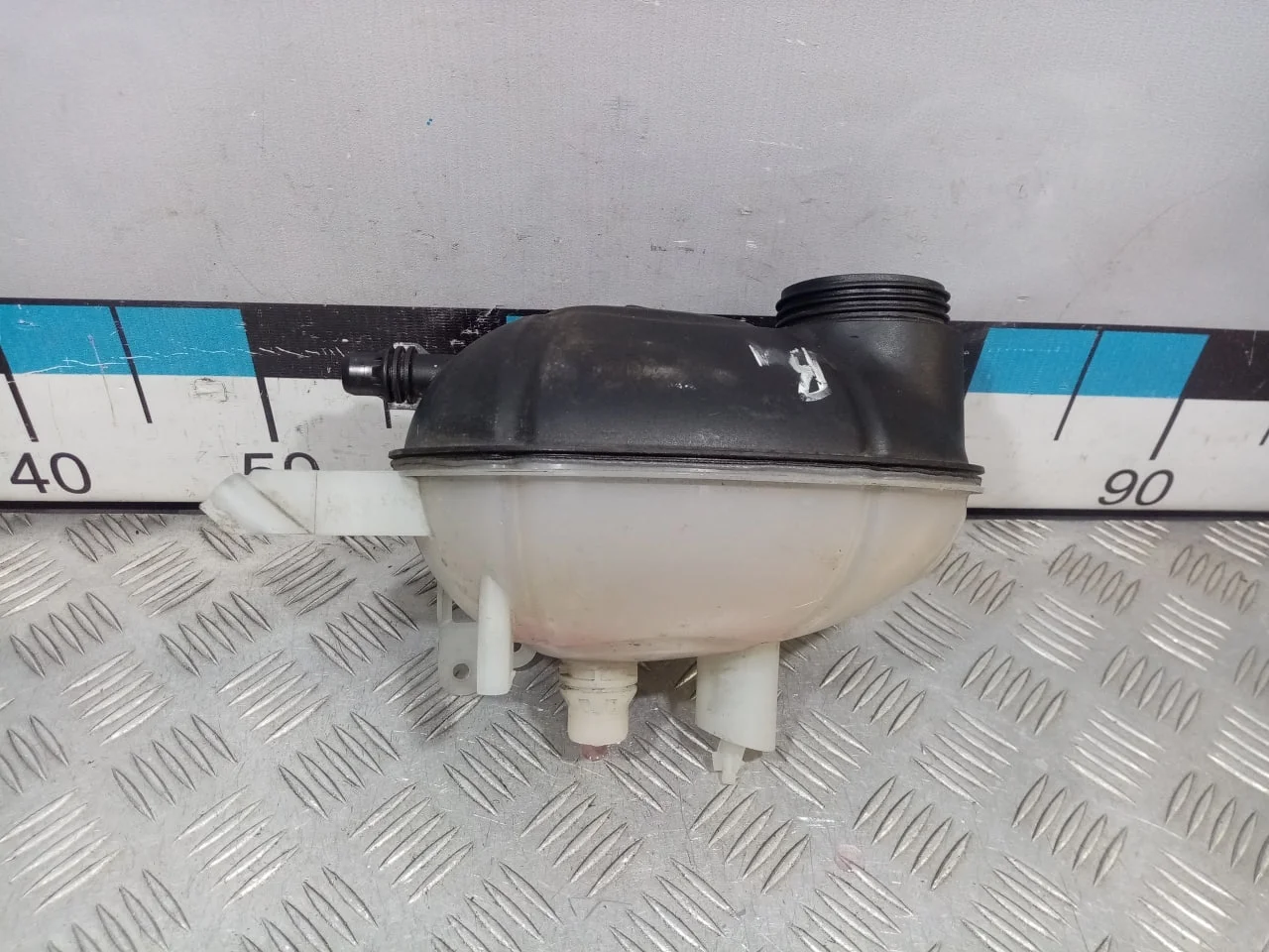 [Б/У] Бачок расширительный - Небольшая трещина в месте фиксации [ХОРОШЕЕ] [Код: 00537255 ]
