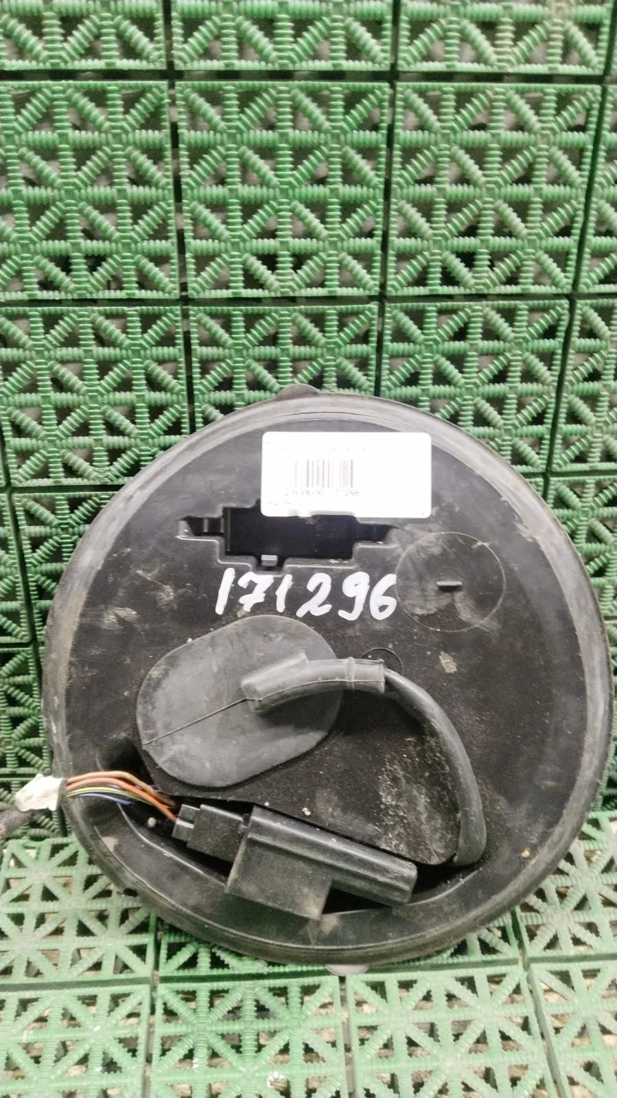 Блок реле управления бензонасосом AUDI A3, VOLKSWAGEN GOLF 5, PASSAT B6 2005- б/у A3(2004-2013);GOLF 5(2004-2009);PASSAT B6(2005-2010);JETTA 5(2005-2009);TOURAN(2003-2010)